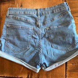 Great deal stretchy denim shorts